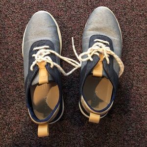 Gently used toms sneakers